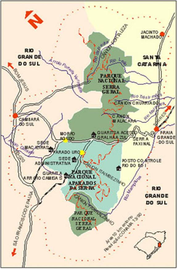 Mapa do Parque Nacional Aparados da Serra, cercado por trechos do Parque Nacional da Serra Geral, nos dois lados da fronteira entre Rio Grande do Sul e Santa Catarina. Os principais canyons dos dois parques estão apontados no mapa